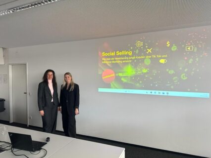 Zum Artikel "Praxisnaher Gastvortrag der ERGO Group AG zum Thema „Social Selling – Wie Versicherungen junge Kundinnen und Kunden über TikTok und Influencer Marketing erreichen“"