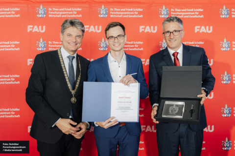 Zum Artikel "Dr. Moritz Hanika als Schöller Fellow 2026 ausgezeichnet"